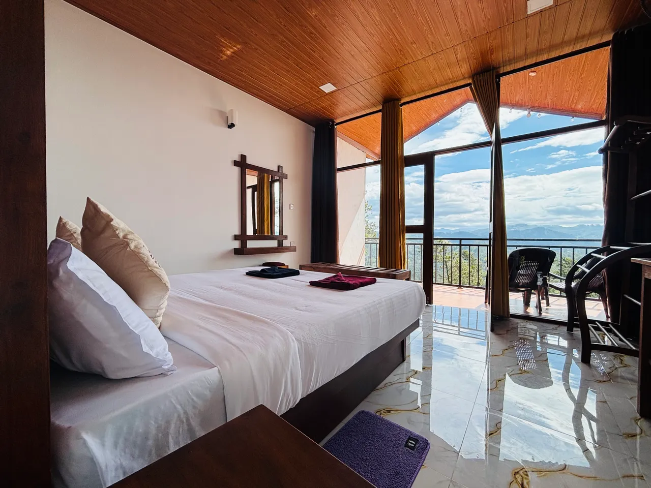 Deluxe Double Room with Balcony - Ella Mountain Palace